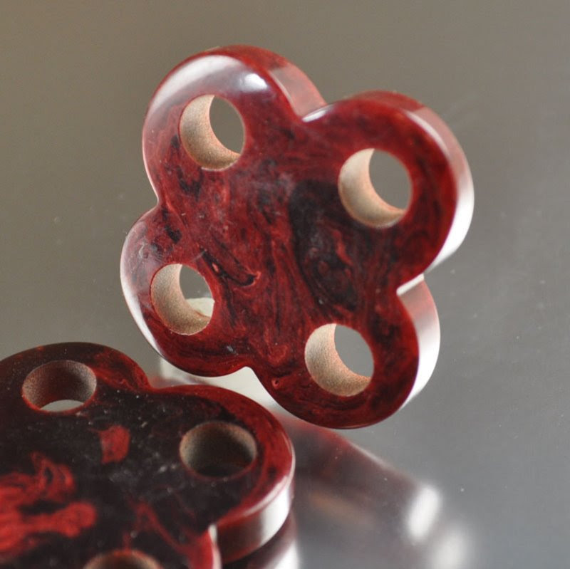 s36710 Vintage Bakelite - 4 Hole Cloverleaf Link - Mahogany (1)
