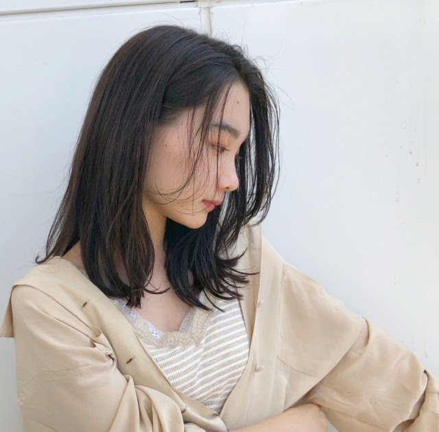 新しい ミディアム ロング ストレート 前髪 なし 人気 髪型