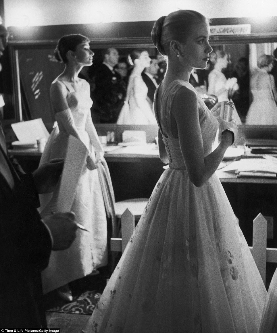 Princesa à espera: os apresentadores Prêmio Audrey Hepburn e Grace Kelly (à direita) loiter backstage durante os Academy Awards