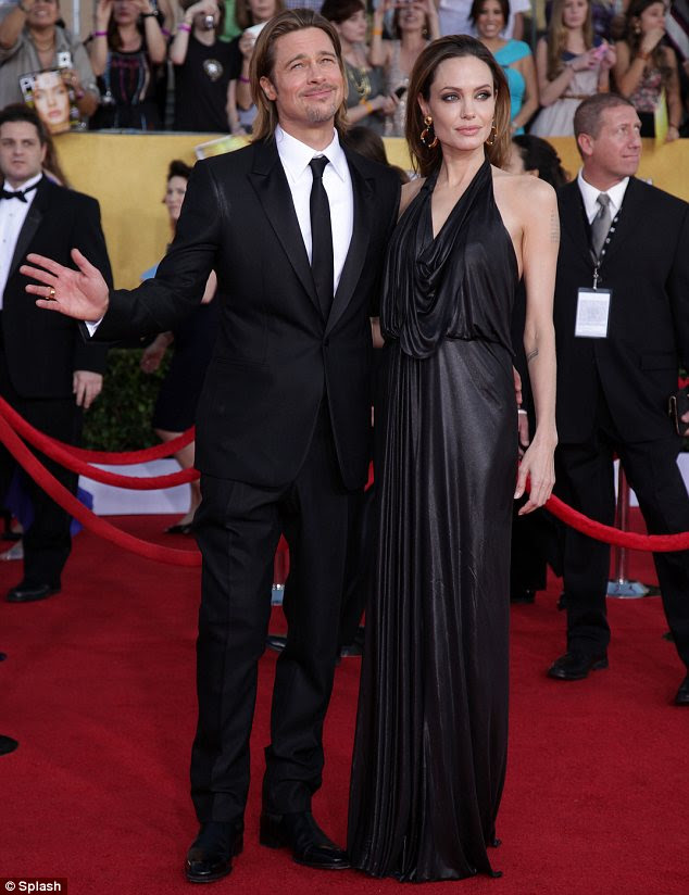Casal de ouro: Angelina olhou impressionante em sua draping Jenny vestido de inspiração grega Packham, enquanto Brad olhou dapper em seu terno