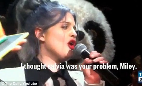 Piadas de drogas: Osbourne acrescentou com uma risada que ela pensava que era problema de Miley com o alucinógeno da droga salvia