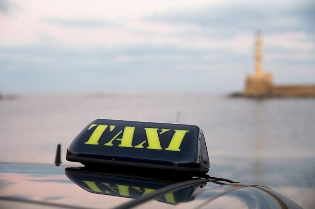 Πολύτεκνος ταξιτζής βρήκε 5.000 λίρες και τις επέστρεψε
