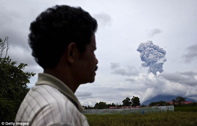  A man looks at Mount Sinabung 