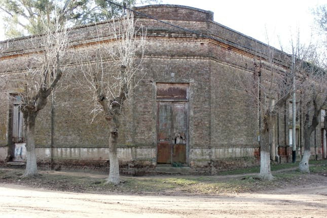 El campo se va despoblando: una casa abandonada en un campo cercano a Carlos Casares; dos propiedades sobre la ruta 5, a unos 300 kilómetros de Buenos Aires, y otra en Cadret.