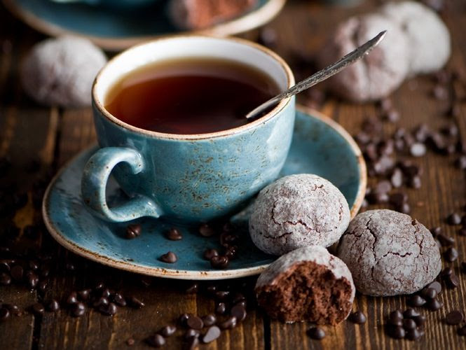 Una taza de té o café caliente, en una vajilla cuidada, en un entorno cuidado y con unas galletitas, eso es hygge. Foto de http://topologylondon.co.uk/whats-hype-hygge/