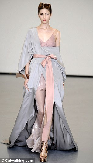 http://i.dailymail.co.uk/i/pix/2011/09/15/article-2037718-038DD0EE000005DC-393_306x534.jpg