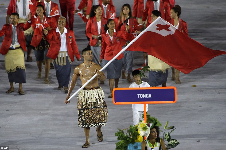 Pita Nikolas Aufatofua carregou a bandeira de Tonga durante a cerimônia de abertura dos Jogos Olímpicos de 2016 no Rio de Janeiro, Brasil