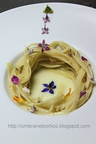 Tagliatelle con crema di parmigiano e fiori