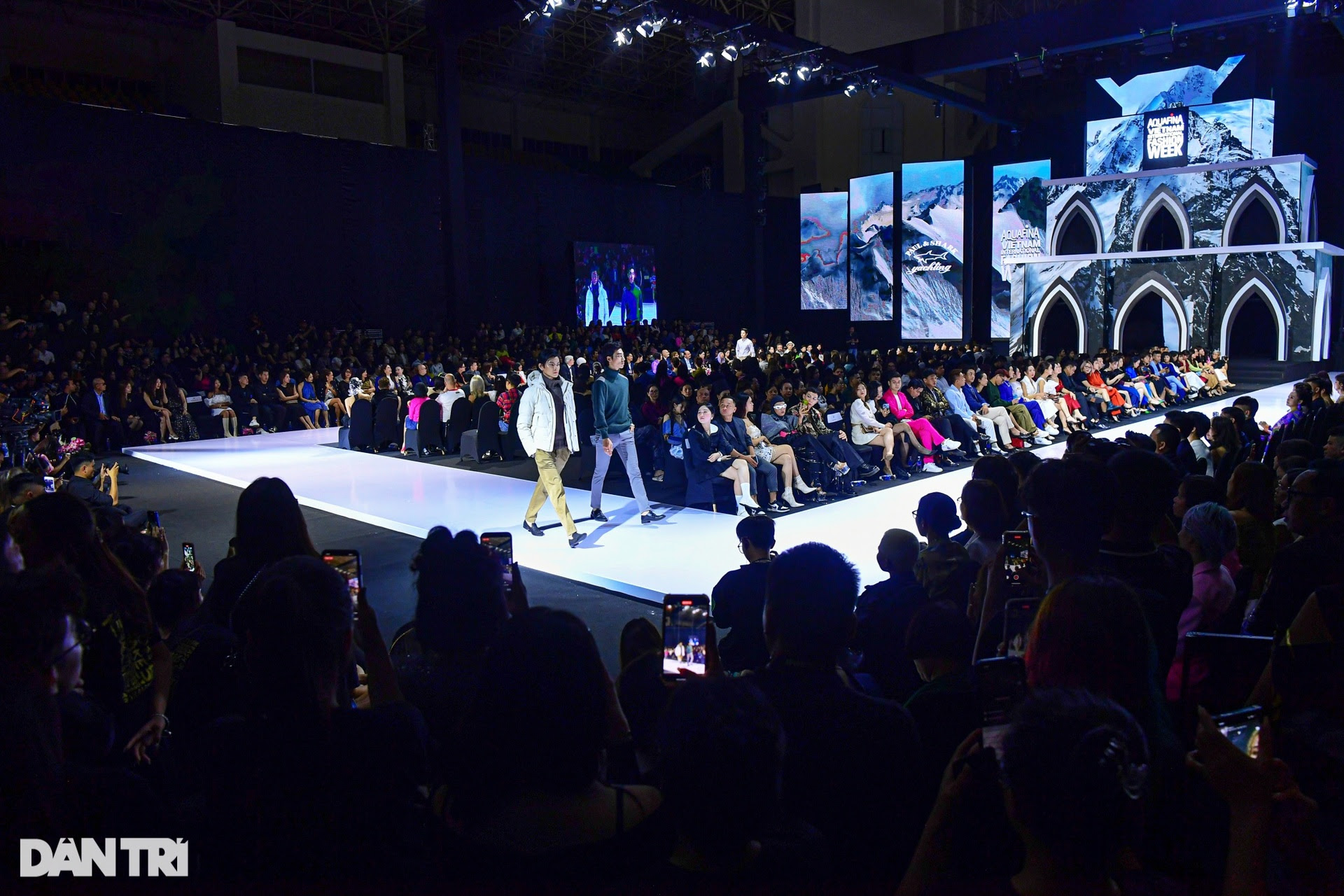 Siêu mẫu Xuân Lan sải bước diễn thời trang cùng dàn mỹ nhân ở Hà Nội