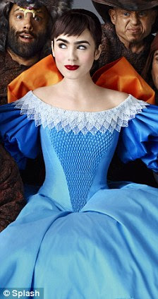 Battle Royale: Lily Collins (à esquerda) original fez o teste para o papel de Kristen Stewart em Branca de Neve e os Huntsman antes de aterrar uma parte no Espelho, espelho