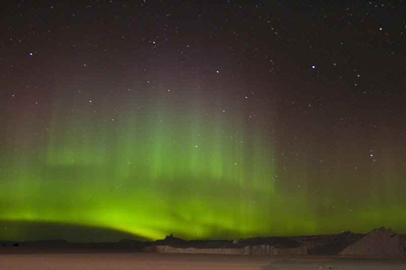 http://upload.wikimedia.org/wikipedia/commons/0/07/Aurore_australe_-_Aurora_australis.jpg