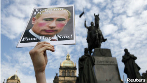 Protesto anti-Putin e pró-Pussy Riot em Praga, na última sexta-feira (Reuters)