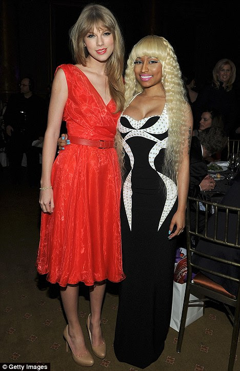 Senhoras excepcional: Taylor posa com Nicki Minaj no evento Billboard