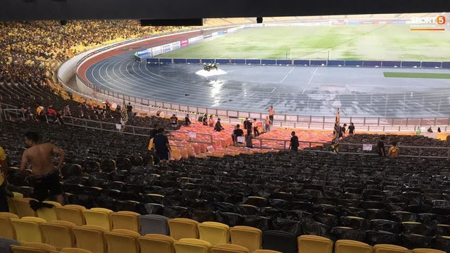 Sân vận động Bukit Jalil đang ngập vì mưa lớn, đội tuyển Việt Nam có khả năng phải thủy chiến với Malaysia - Ảnh 2.