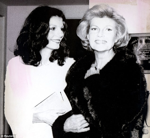 Laços de família: Rita Hayworth (direita) e mãe de sua filha Yasmin, de Andrew Kahn (à esquerda) mostrado aqui em uma casa que partilhavam em Beverly Hills