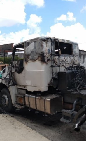 Caminhão é incendiado no Passaré e dono calcula prejuízo superior a R$ 15 mil