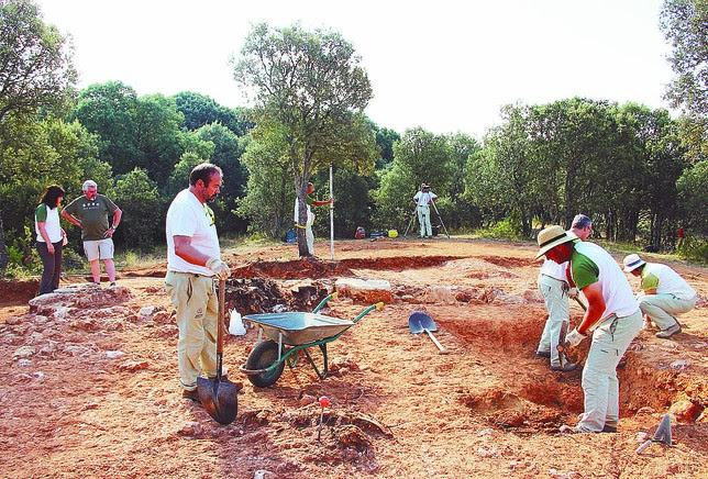 Las excavaciones se encuentran aún en una fase muy inicial si bien el templo está muy desmantelado. DB