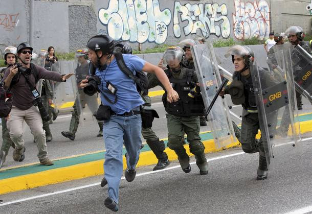 Jornalistas fogem de membros da Guarda Nacional Bolivariana em Caracas; correspondente de rádio colombiana foi agredida enquanto acompanhava manifestação de estudantes
