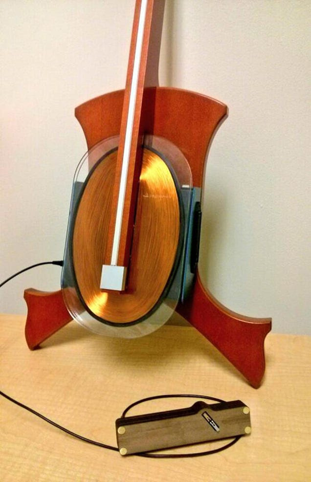 Así es el hipnótico sonido de un violoncello magnético sin cuerdas