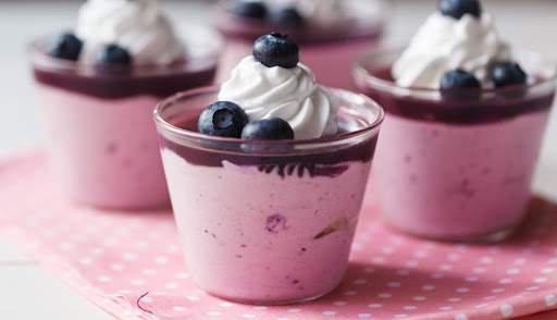 Bánh mousse thơm ngon, beo béo cùng quả việt quốc tươi ngon kết hợp thật tuyệt vời