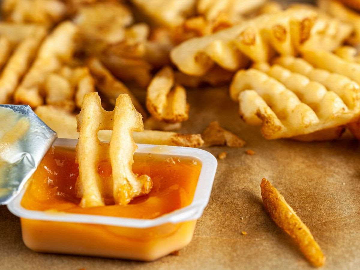 Ketchup, mayonnaise, and vinegar sachets to be banned from restaurants