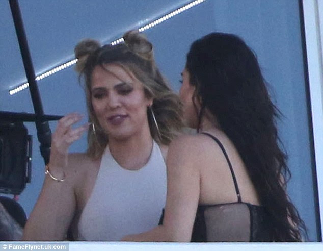 É um assunto de família: Kim e sua irmã Khloe também foram vistos no local para a filmagem