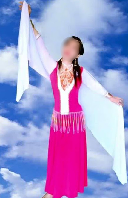 Cô gái tự nhận mình là công chúa gây xôn xao - ảnh 3 Hình ảnh Cô gái tự nhận mình là công chúa gây xôn xao số 3