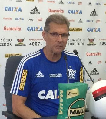 Oswaldo concede coletiva na manhã desta quarta-feira, no Ninho (Foto: Ivan Raupp/GloboEsporte.com) Oswaldo concede coletiva na manhã desta quarta-feira, no Ninho (Foto: Ivan Raupp/GloboEsporte.com)