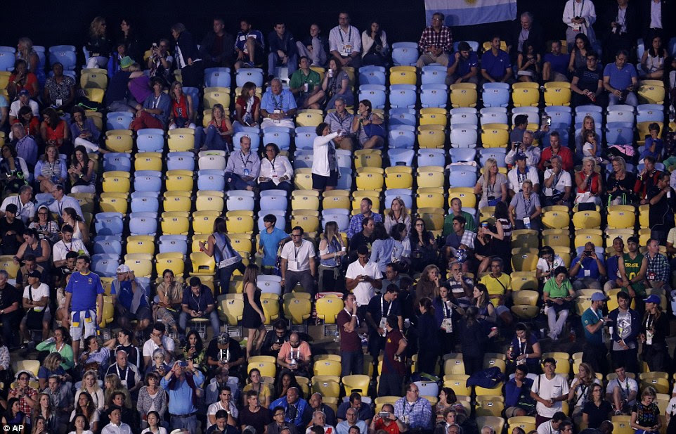 O estádio de 80.000 lugares tinha fileiras de assentos vazios e os fãs foram convidados para ajudar a fazer barulho