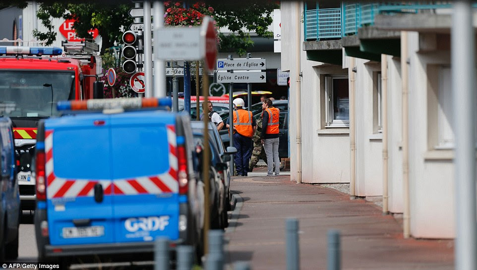 autoridades francesas admitiram que tanto Kermiche e seu parceiro estavam sujeitos à segurança de arquivos 'S', significando que eles eram conhecidos suspeitos de terrorismo que deveriam estar sob vigilância