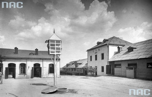 Końskie, majątek doświadczalny „Pod Setką” - obora i chlewnia, sierpień 1942 r. Budynki powstały z macew z koneckiego cmentarza żydowskiego. Zbiory NAC, sygn. 2-6868.