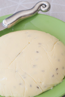 Estonian home cheese with caraway seeds / Köömnesõir