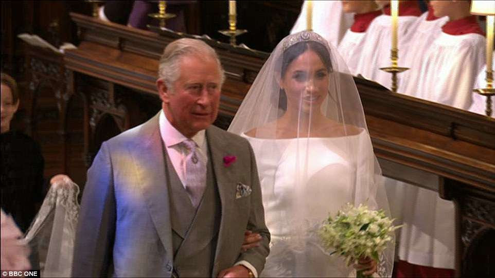 Harry disse 'obrigado, pai' depois que seu pai, o PrÃncipe Charles, a conduziu pelo altar da Capela de São Jorge, em Windsor.