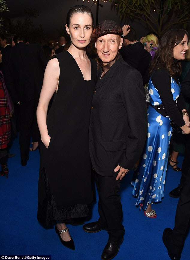 O modelo Erin O'Connor coloca com o moinho Stephen Jones na festança de estrelas na terça-feira