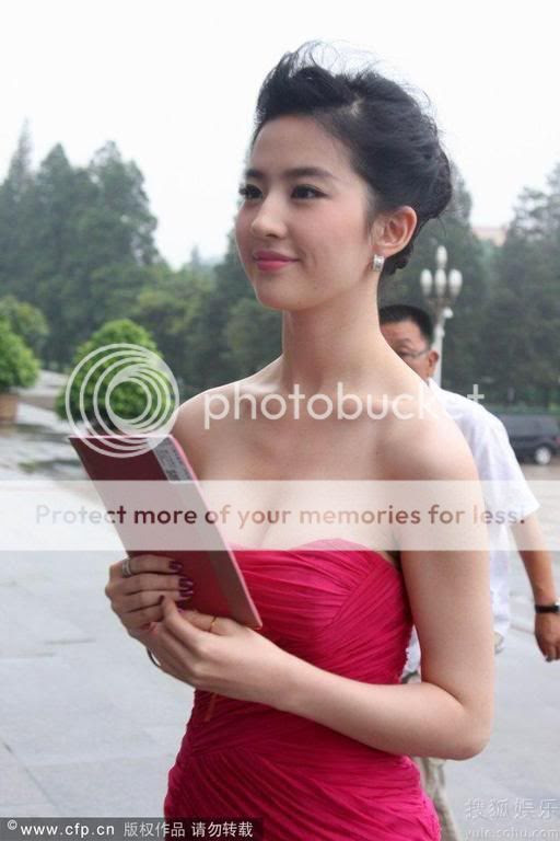 Lưu Diệc Phi ngày càng gợi cảm