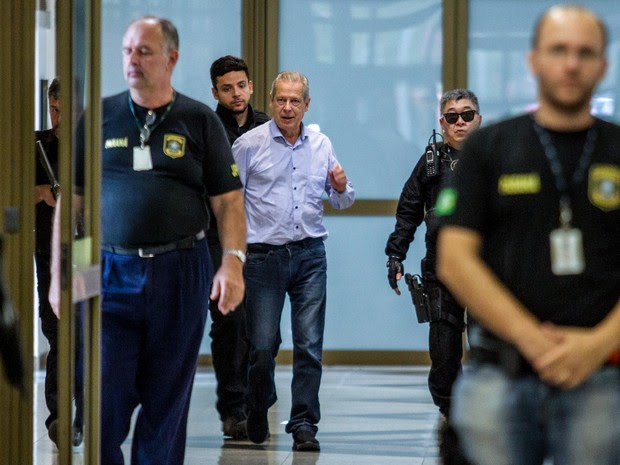 29/01/2016 - O ex-ministro José Dirceu chega à sede da Justiça Federal em Curitiba (PR), na tarde desta sexta-feira (29) (Foto: Paulo Lisboa/Brazil Photo Press/Estadão Conteúdo)