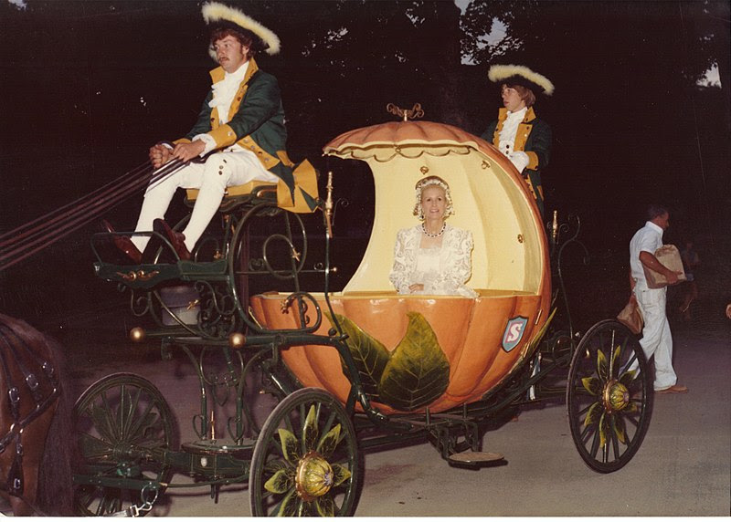 File:Marylou Whitney's arrival to the Whitney Gala 001.jpg