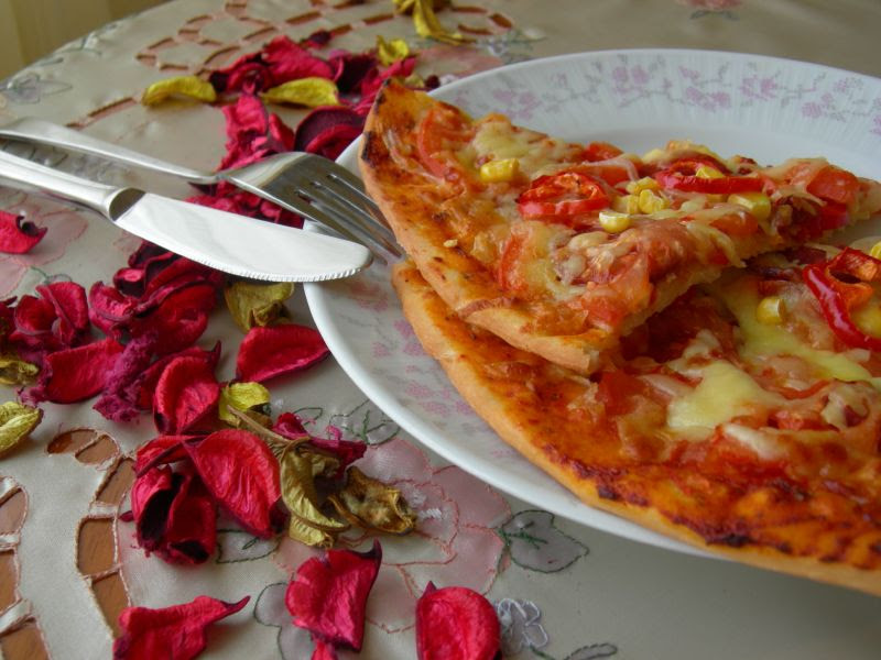Çıtır Pizza Hamuru &amp; Sucuklu, Soğanlı ve Sebzeli Pizza Lezîze