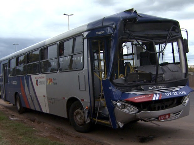 Colisão entre ônibus e caminhão deixa 13 feridos em Sumaré (Foto: Reprodução/EPTV) Colisão entre ônibus e caminhão deixa 13 feridos em Sumaré (Foto: Reprodução/EPTV)