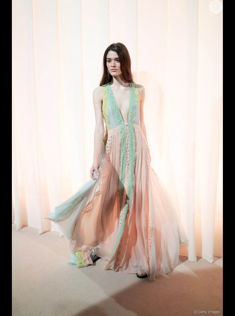 Um dos looks mais explorados nos desfiles vem sendo os vestidos românticos, volumosos e, ao mesmo tempo, superleve. O tule é protagonista nessa trend já que consegue trazer (sem pesar) esse visual "bolo de noiva" almejado pelas fashionistas atualmente.