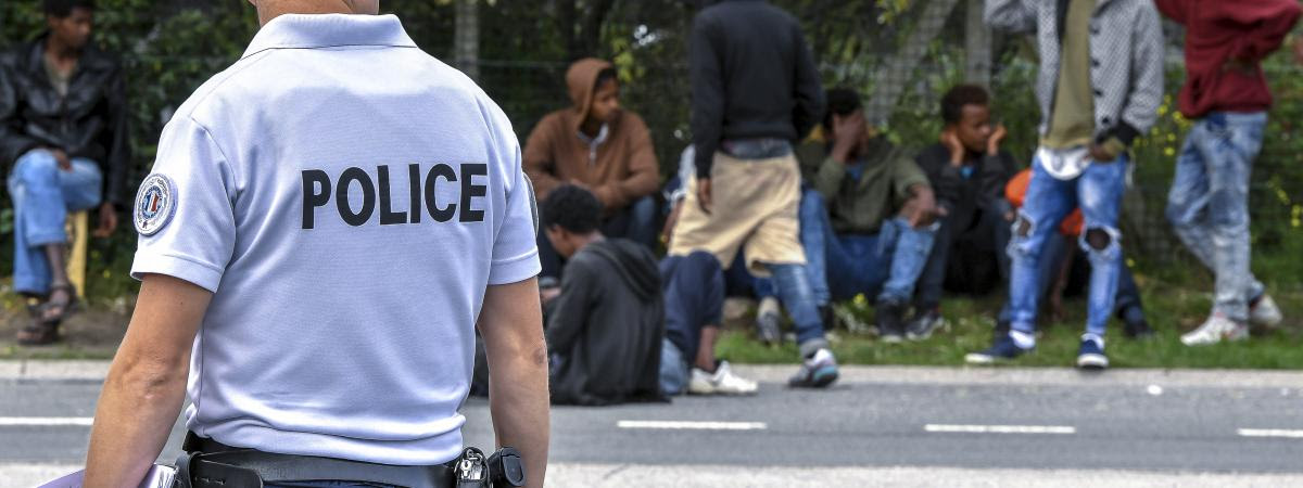 Résultat de recherche d'images pour "migrants calais police"
