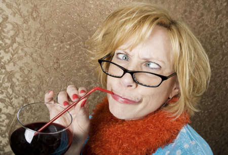 Crazy mujer con ojos bizcos beber vino a través de una paja
 Foto de archivo - 3340990