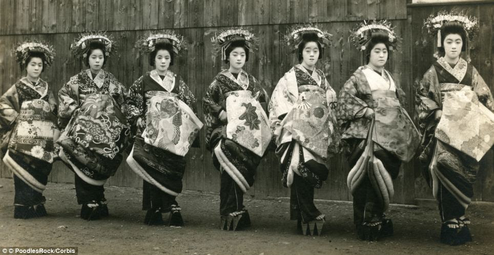 Seven geisha in 1915 Tokyo