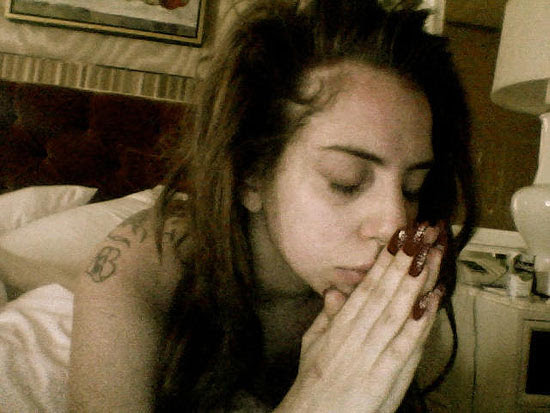 Lady Gaga se manifesta por Twitter em solidariedade à trajédia no RS https://twitter.com/ladygaga
