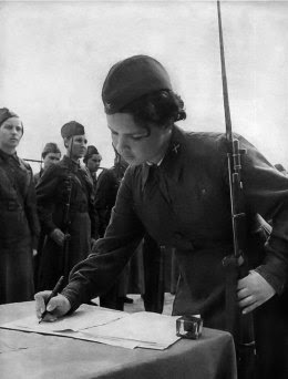 Anti-aircraft gunner girls taking military oath (http://waralbum.ru/867/) 