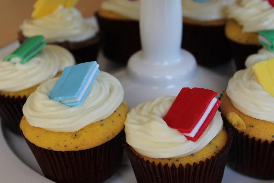 Risultati immagini per cupcake and books
