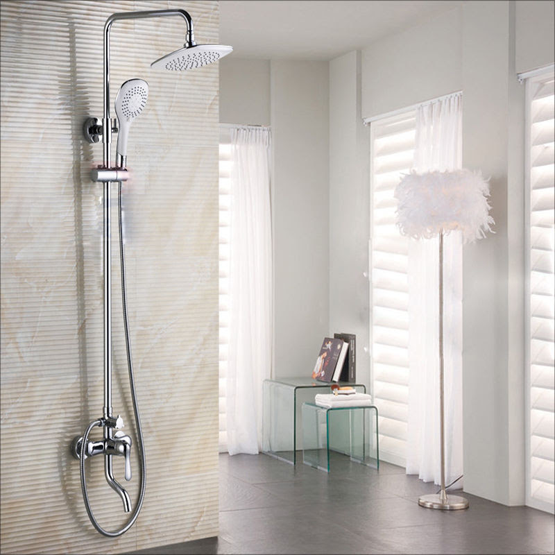 Shower house. Асимметричная ванная с тропическим душем. Белая угловая ванная с тропическим душем.