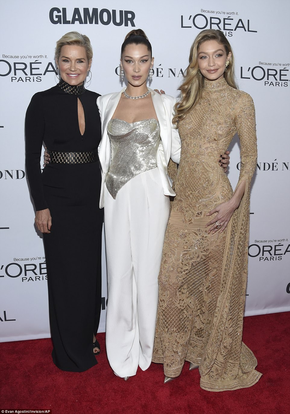 A família importa: uma vez dentro, as meninas foram juntas no tapete vermelho por sua mãe, Yolanda Hadid, que era a imagem de estilo em longo vestido preto que mostrava alguma pele