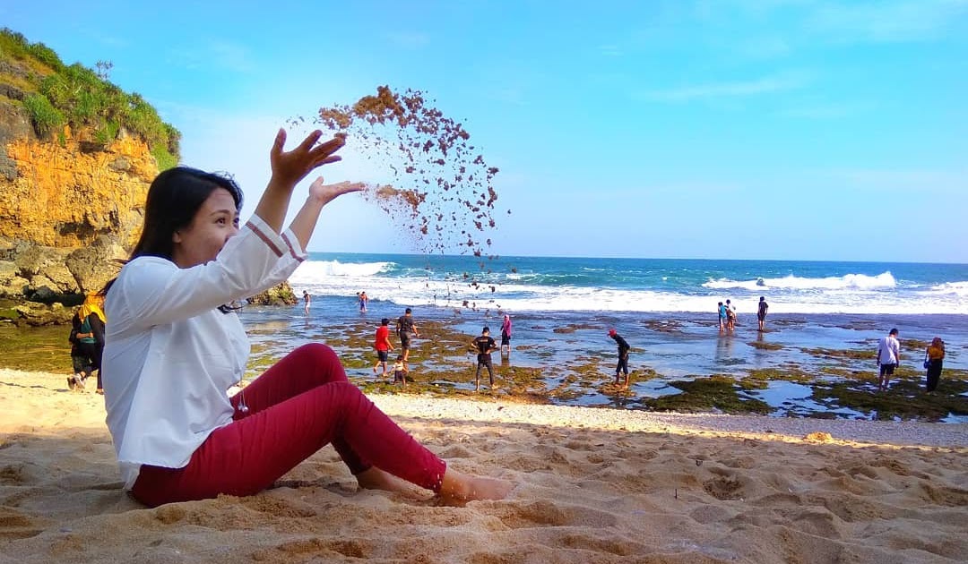 Foto Model Di Pantai Keren Gaya Foto Selfie
