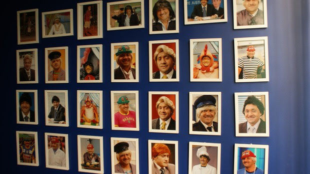 Uma das paredes do gabinete é forrada de fotos do deputado (Foto: Vianey Bentes / TV Globo)